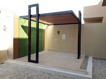 جلسة خارجية أسفل برجولة خشبية راقية