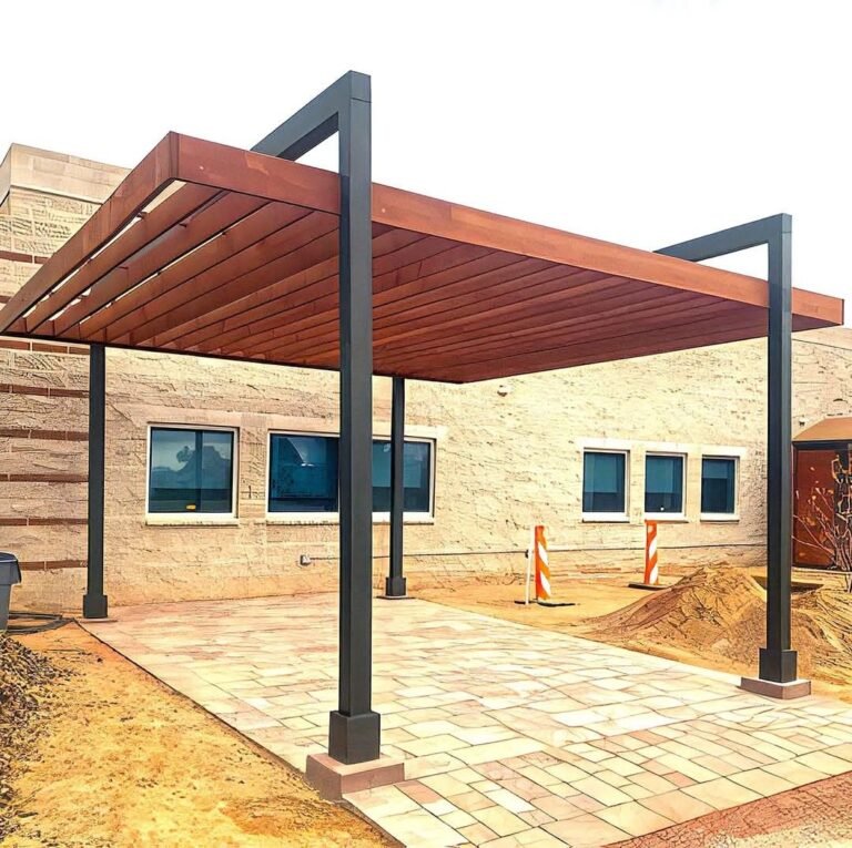 تركيب برجولات خشبية فاخرة في حديقة منزلية